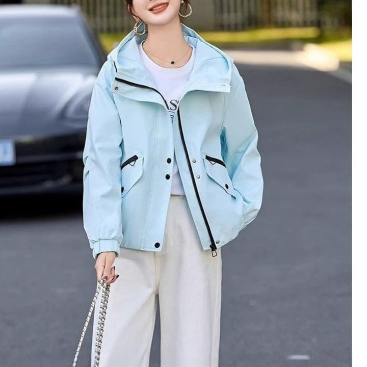 Veste de transition élégante pour femmes avec design de capuche ajustable et poches pratiques Chic & Stil