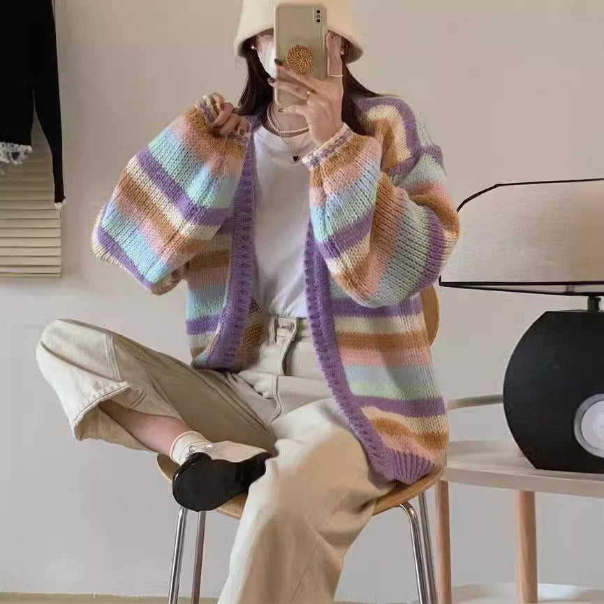Cardigan en tricot décontracté pour femmes avec un motif de rayures colorées et des manches larges Chic & Stil