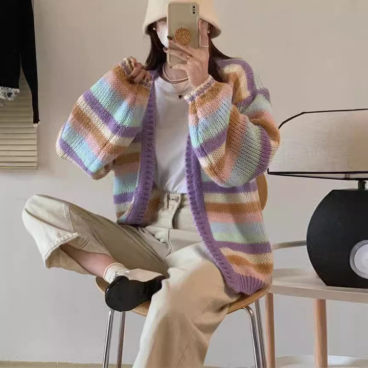 Cardigan en tricot épais pour femmes avec une coupe décontractée et un motif rayé coloré Chic & Stil