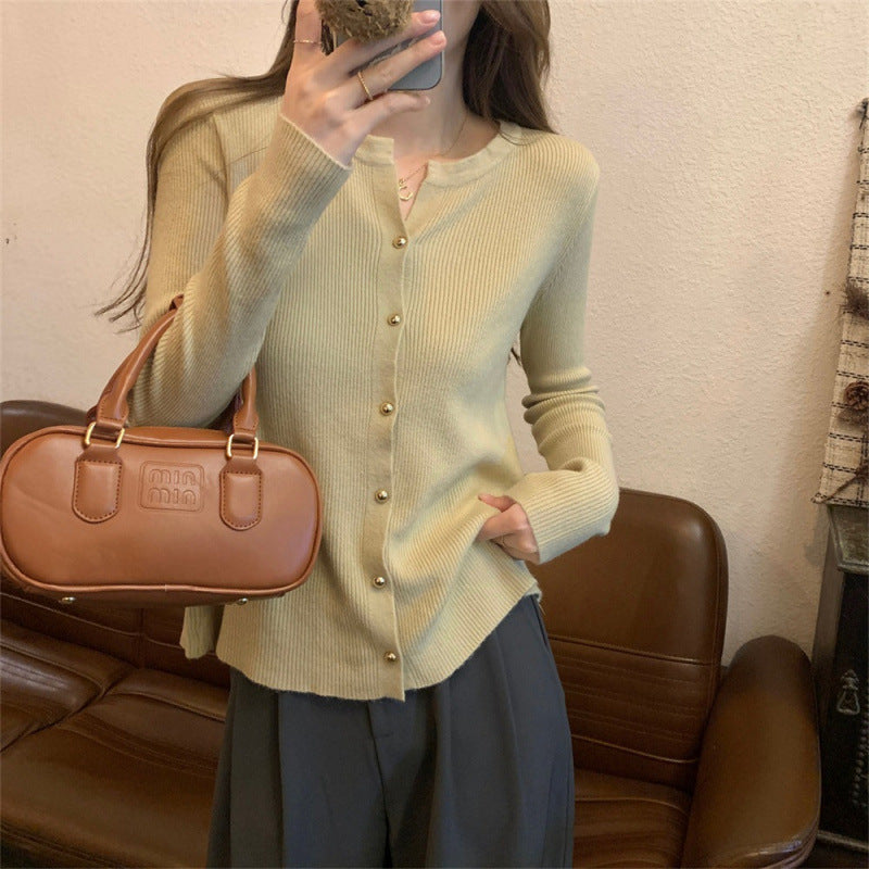 Cardigan en tricot élégant pour femmes avec détails en boutons et structure en fine côtes Chic & Stil