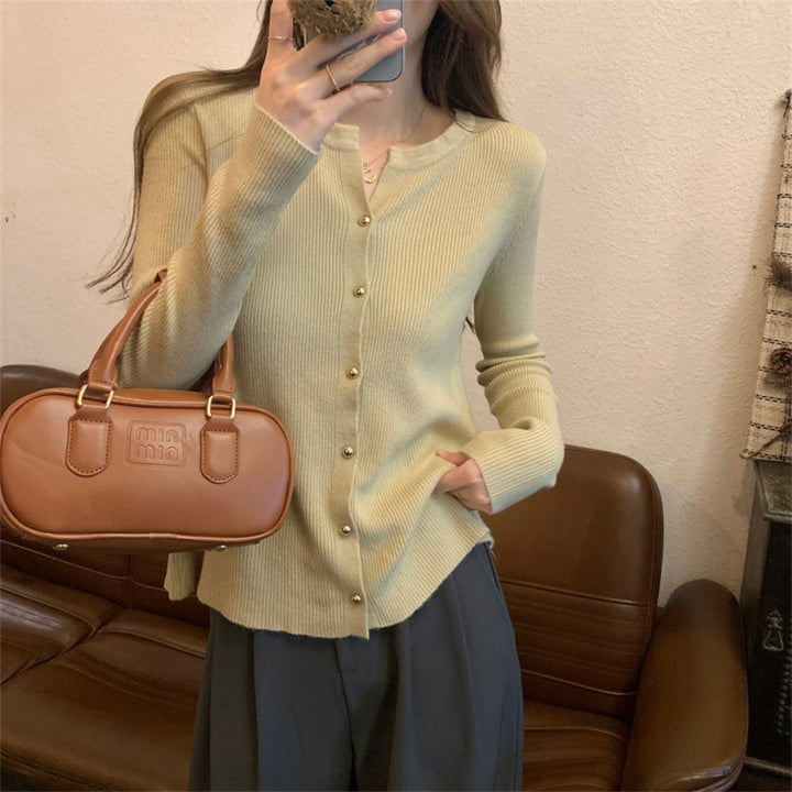 Cardigan en tricot élégant pour femmes avec détails en boutons et structure en fine côtes Chic & Stil