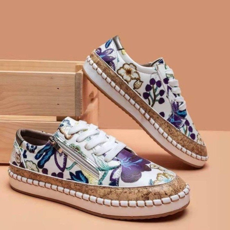 Trendy women's sneakers with floral pattern and practical zipper Lune London
