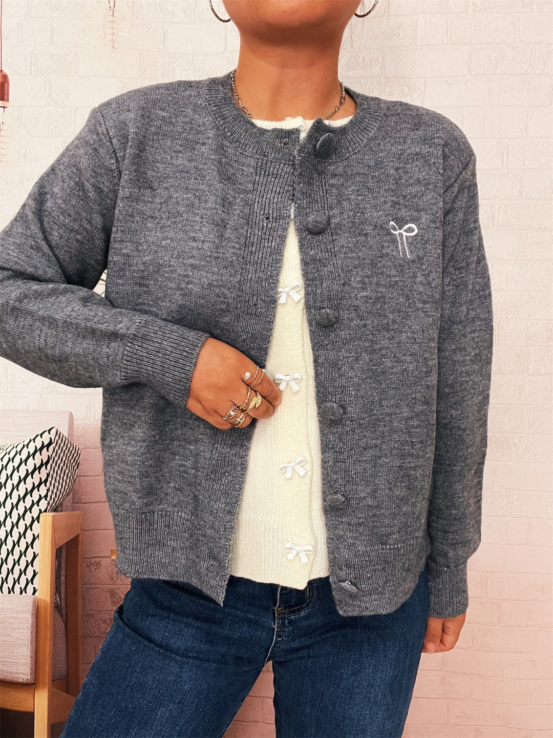 Gilet en tricot pour femmes avec des détails de boutons ludiques et une texture fine Chic & Stil