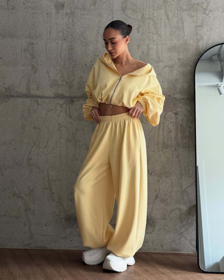 Ensemble de sweat à capuche court et de pantalon de jogging ample pour femmes Chic & Stil
