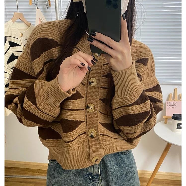 Cardigan pour femmes avec un motif de vagues compliqué et de grands boutons en bois Chic & Stil