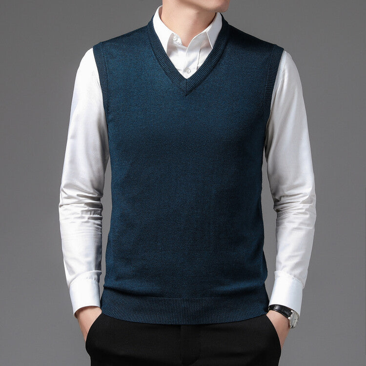 Men's V-neck sweater in fine cotton blend with elegant structure Lune London