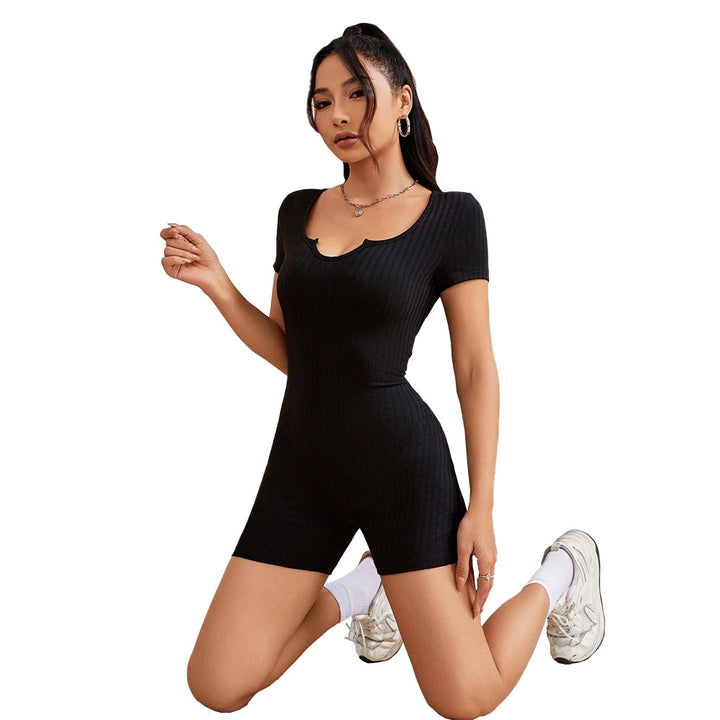 Short overall pour femmes avec un élégant col en V et une structure rib minimale Chic & Stil