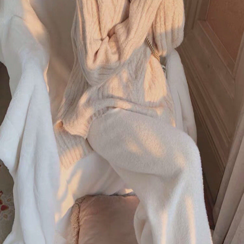 Women’s Knit Loungewear Set with Elegant Roll Neck and Luxurious Materials Chic & Stil