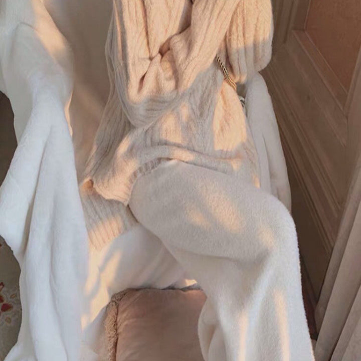 Women’s Knit Loungewear Set with Elegant Roll Neck and Luxurious Materials Chic & Stil