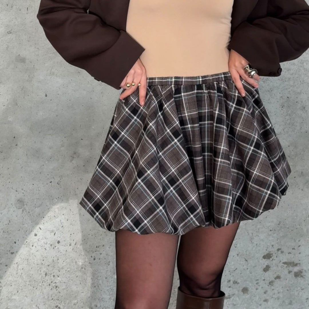 Plaid mini skirt for ladies with a loose fit and a playful ruffle Lune London
