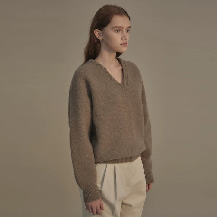 High quality wool pullover with V-neck for women Lune London