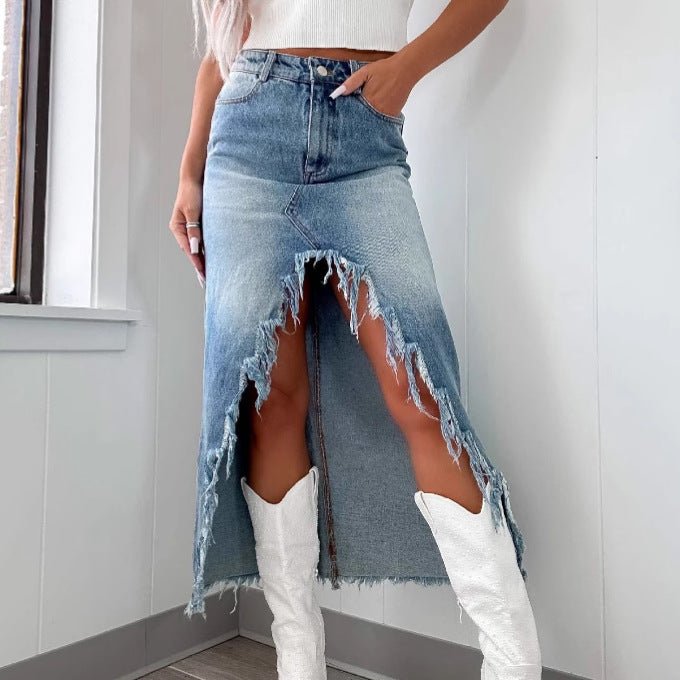 Jupe en denim pour femmes dans un style moderne à haute-bas avec des détails en franges Chic & Stil