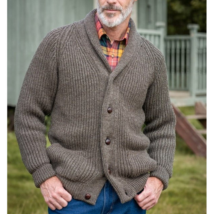 Thick knitted men's cardigan with practical pockets and modern V-neck Lune London