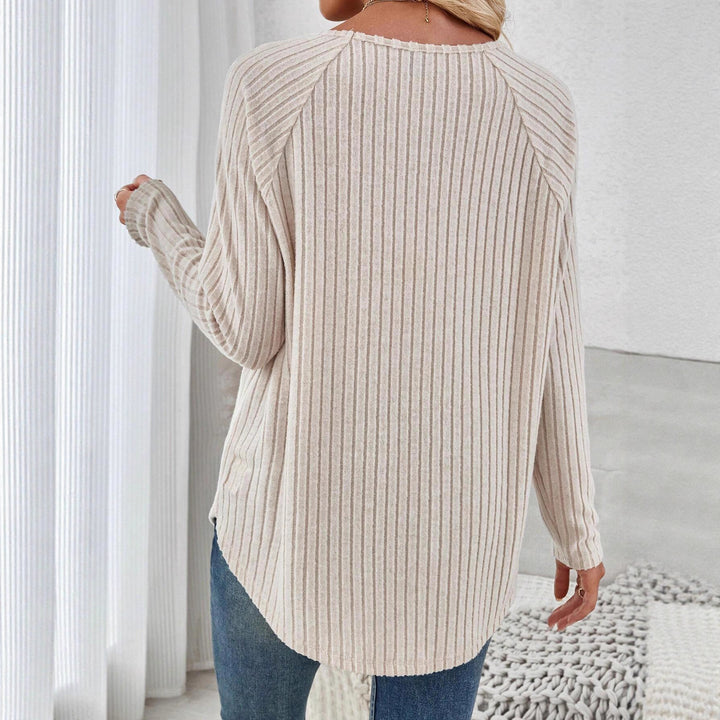 Fine knit sweater for ladies with an elegant ribbed design and a relaxed fit Lune London