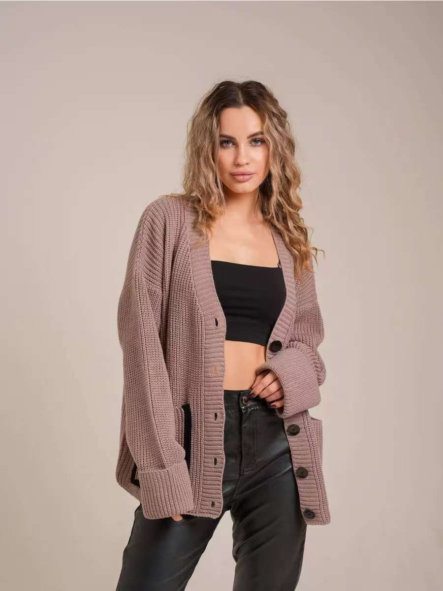 Cardigan en tricot épais pour femmes avec des détails de bouton modernes et une coupe décontractée Lune London