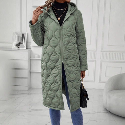 Veste à capuche pour femmes avec un élégant matelassage et des manches longues Chic & Stil