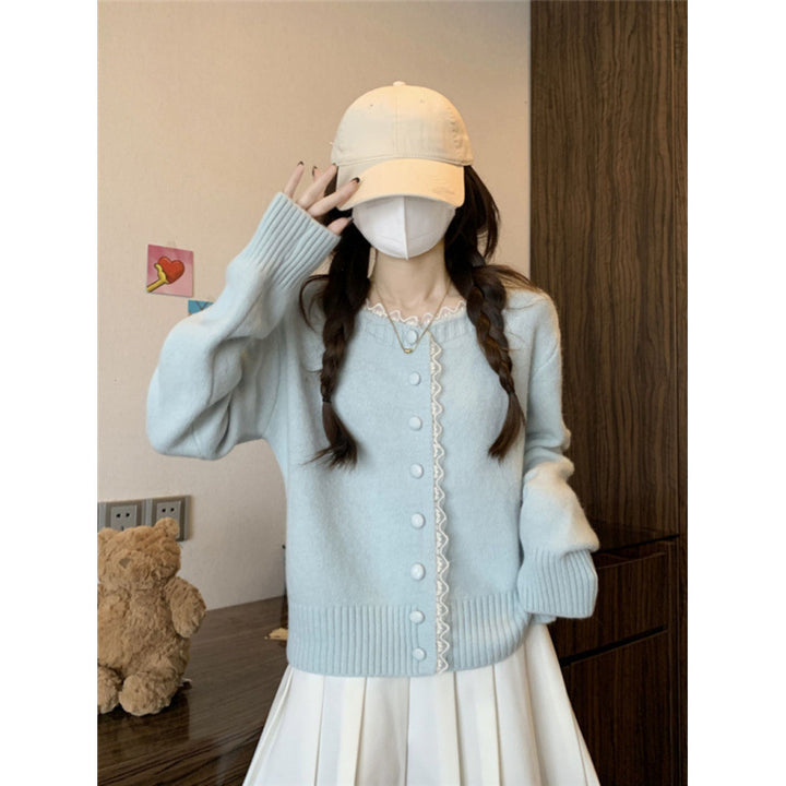 Cardigan pour femmes avec de fins détails de boutons et une jolie bordure en dentelle Chic & Stil