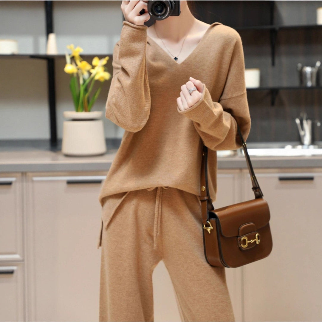 Pullover femme à col en V en matériau doux et coupe décontractée Chic & Stil