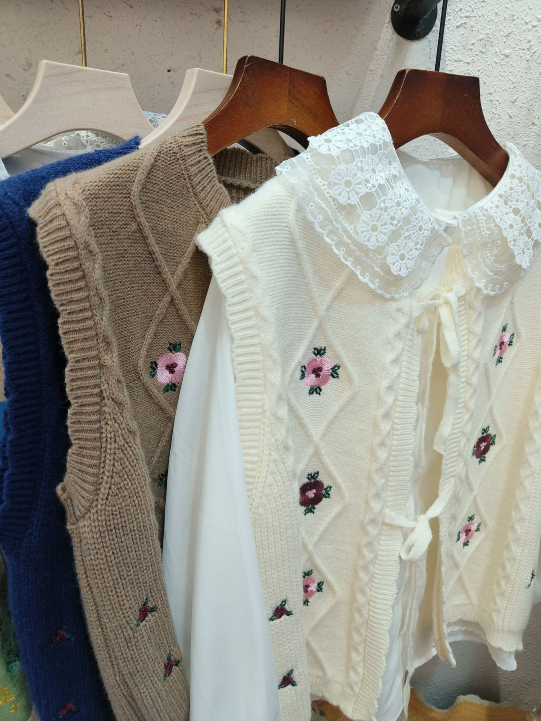 Gilet en tricot pour femmes avec broderie florale romantique Chic & Stil