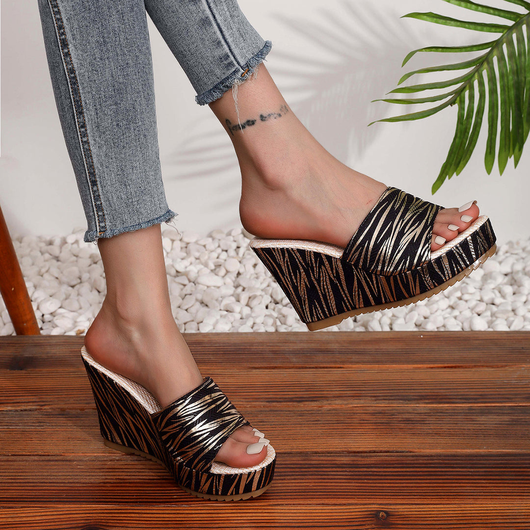 Wedge sandals for women with an elegant geometric pattern and a comfortable footbed Lune London
