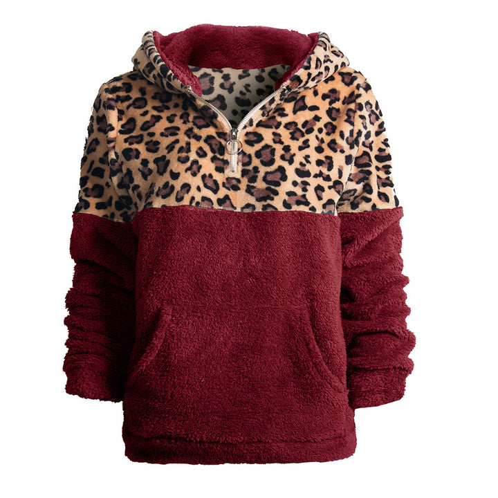 Comfortable hoodie for women with an exciting leopard pattern and kangaroo pocket Lune London