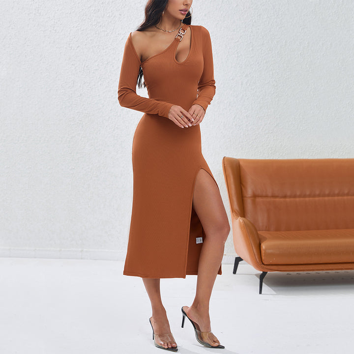 Robe longue à manches longues ajustée pour femmes avec fente latérale et décolleté asymétrique Chic & Stil