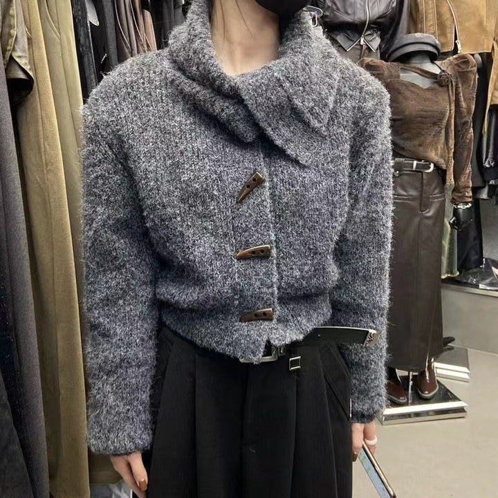 Cardigan pour femmes avec col à la mode et fermeture à torsion Chic & Stil