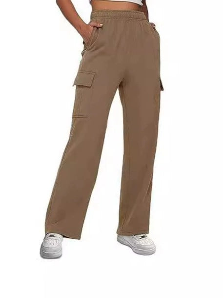 Versatile cargo pants for women with elastic waistband and numerous pockets Chic and Style