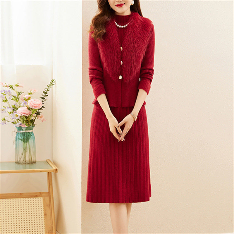 Lady elegant knit set with high-quality fur collar and ribbed structure.