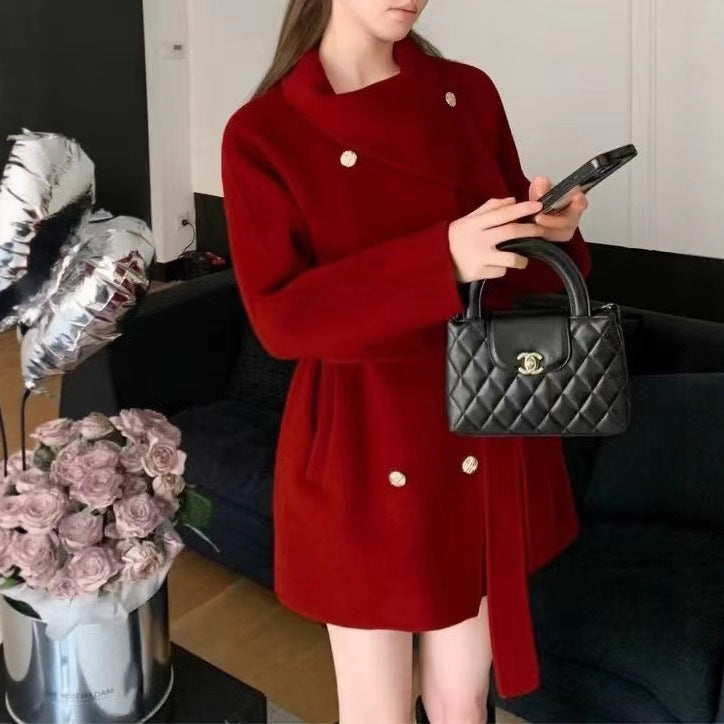 Veste courte à la mode pour femmes avec col asymétrique et détails de boutons dorés Chic & Stil