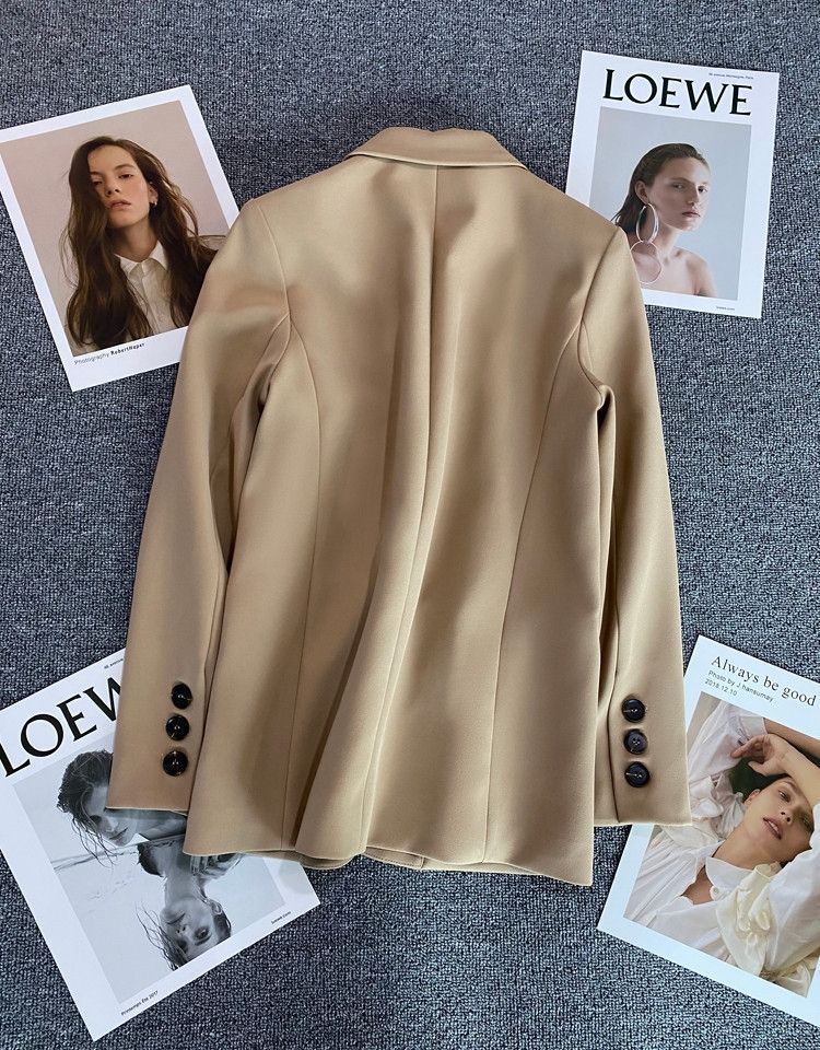 Blazer Élégant pour Femmes avec Une Coupe Tendance et Des Boutons Décoratifs Chic & Stil