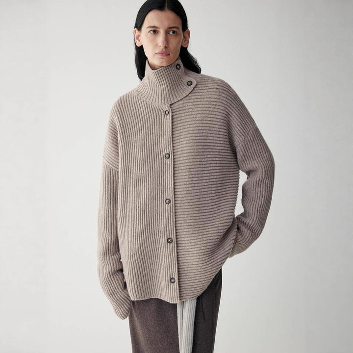Cardigan Femme Détendu avec Col Haut et Détails Bouton Chic & Stil