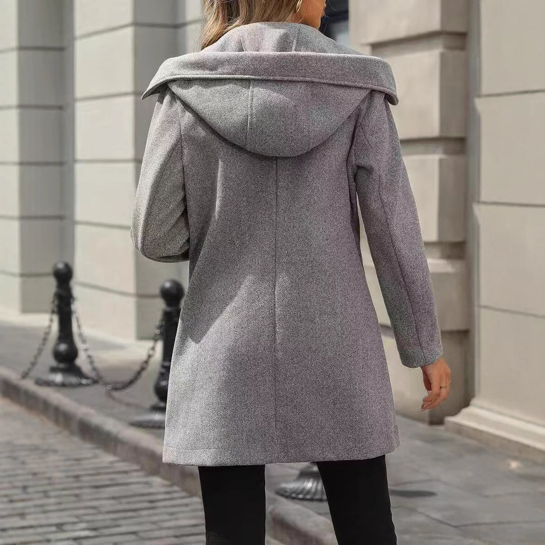 Trendy women's outdoor coat, fitted with practical pockets and stylish collar Lune London