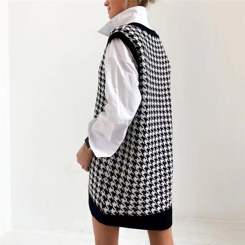 Lune Londonl women's knitted dress with a trendy houndstooth pattern