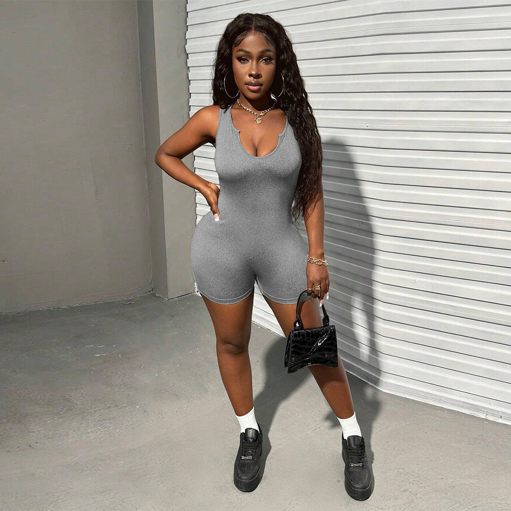 Combinaison sportive femme avec décolleté en V profond et coupe ajustée Chic & Stil