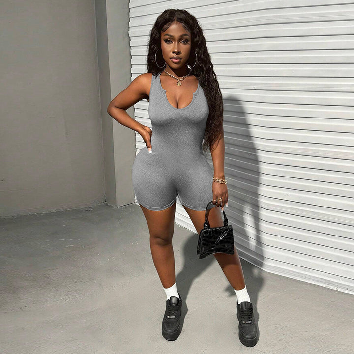 Combinaison sportive femme avec décolleté en V profond et coupe ajustée Chic & Stil