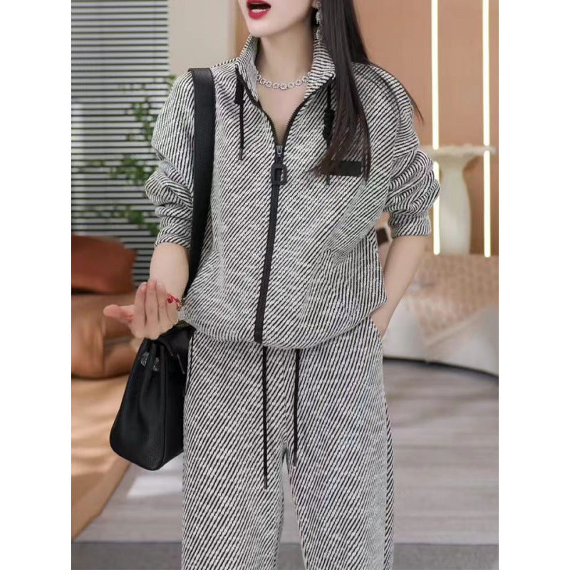 Women's cozy leisure set with practical zipper and high collar Chic & Stil