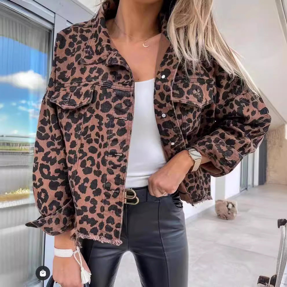 Women's denim jacket in a trendy leopard print with frayed hems and an oversized fit Chic & Stil