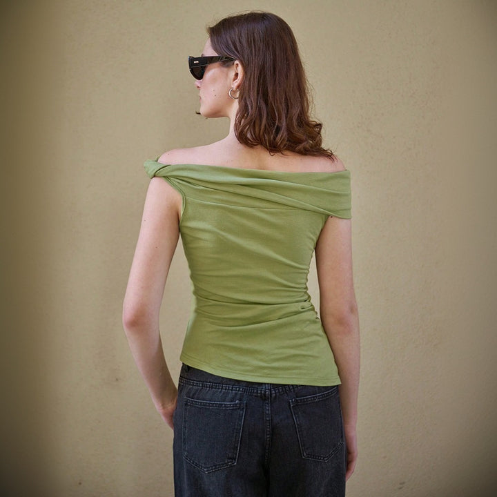 Asymmetrical top for women with a drapable design Chic & Stil