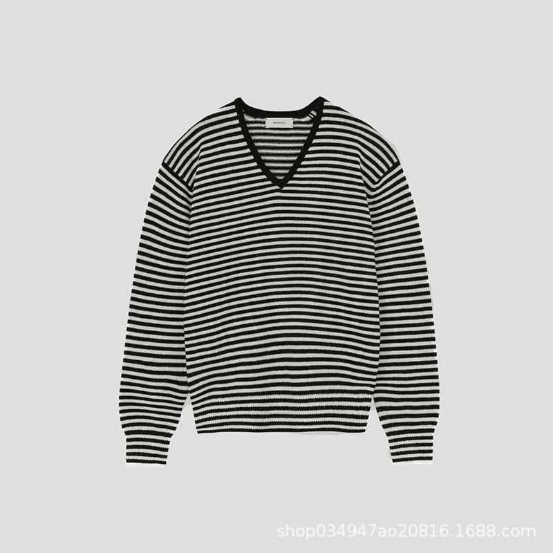 Pull fin à col en V pour femmes avec des motifs à rayures Chic & Stil