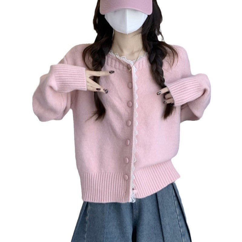 Cardigan pour femmes avec de fins détails de boutons et une jolie bordure en dentelle Chic & Stil