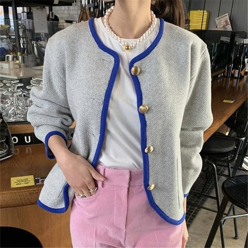 Cardigan pour femmes avec des boutons décoratifs et un col contrasté Lune London