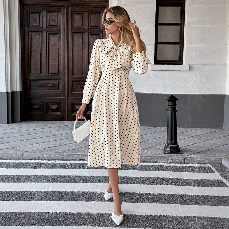 Robe midi à pois pour femmes avec col cravate et manches longues Chic & Stil