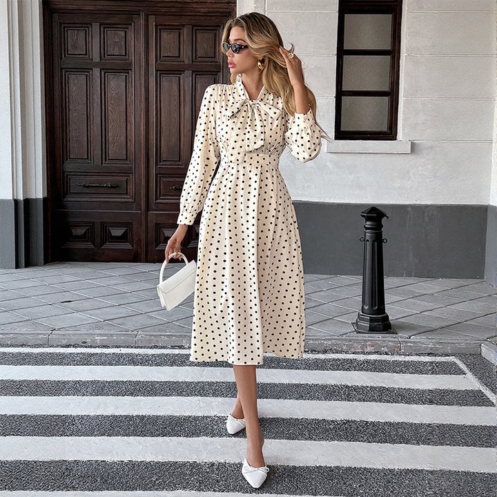 Robe midi à pois pour femmes avec col cravate et manches longues Chic & Stil