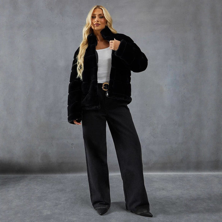 Trendy short jacket for women with voluminous teddy fur Lune London