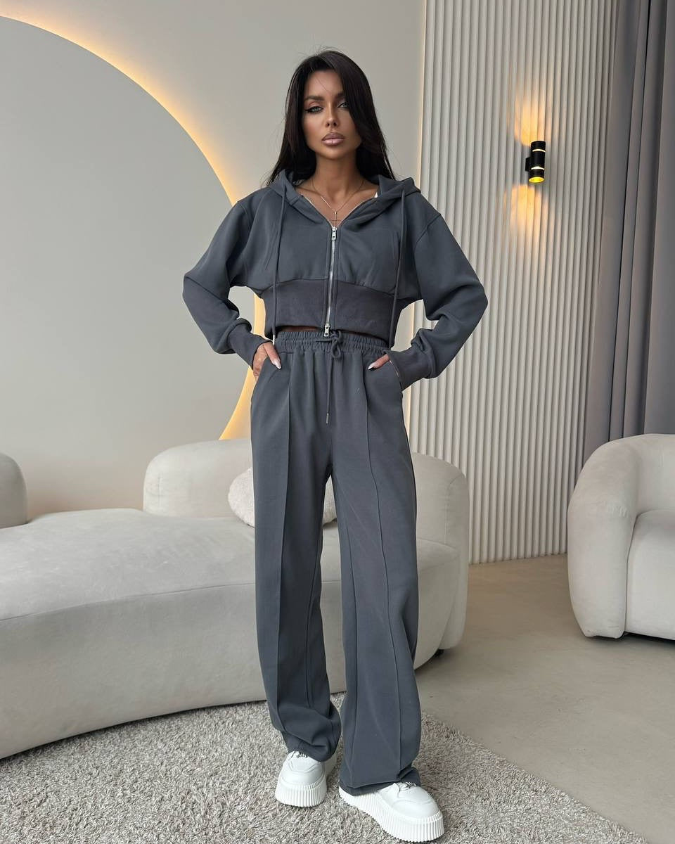Sporty hoodie set for women with a loose fit and elastic waistband Lune London