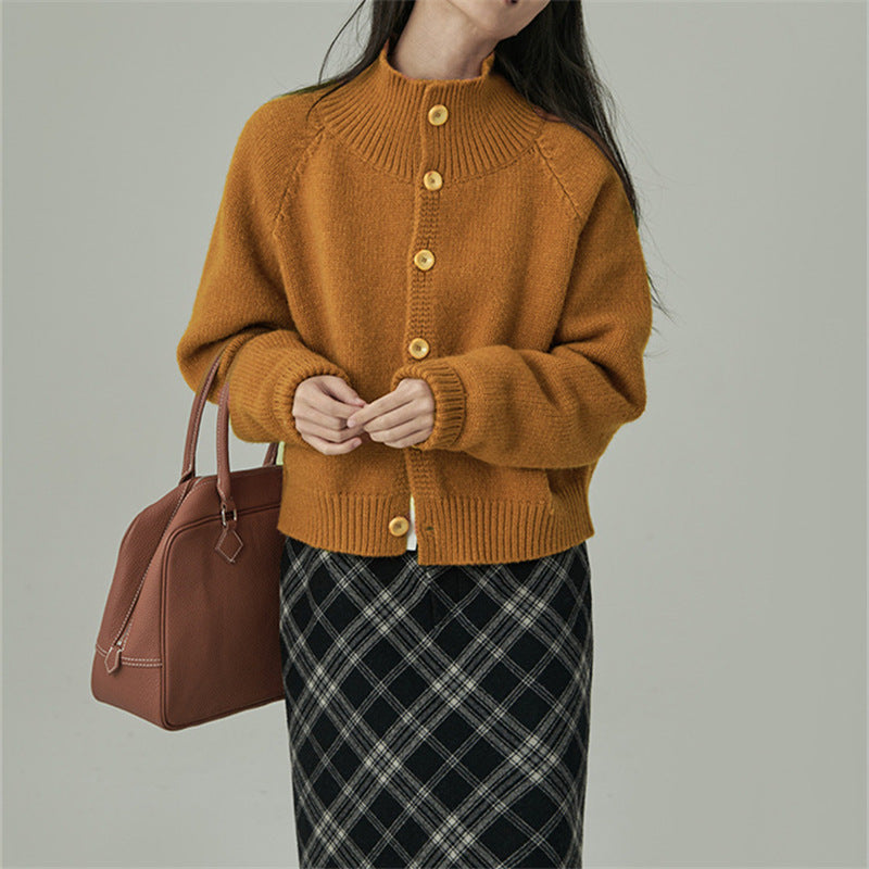 Femme cardigan mi-long avec col montant et boutons en bois tendance Chic & Stil