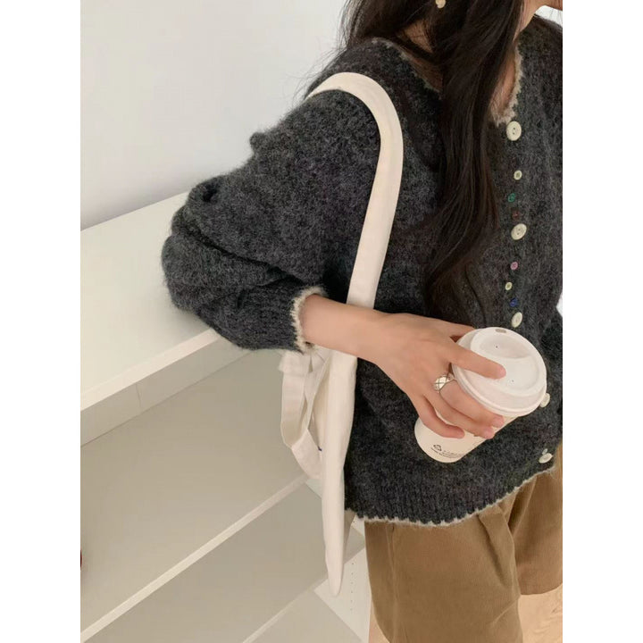 Cardigan femme confortable avec des détails de boutons colorés et une coupe décontractée Chic & Stil