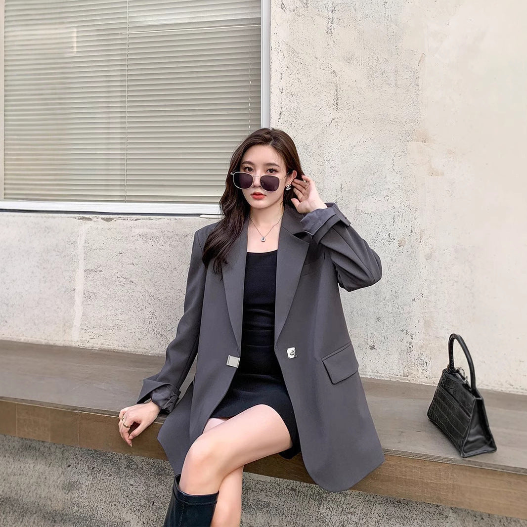 Blazer surdimensionné à la mode pour femmes avec une coupe élégante et un élément décoratif en bijou Chic & Stil