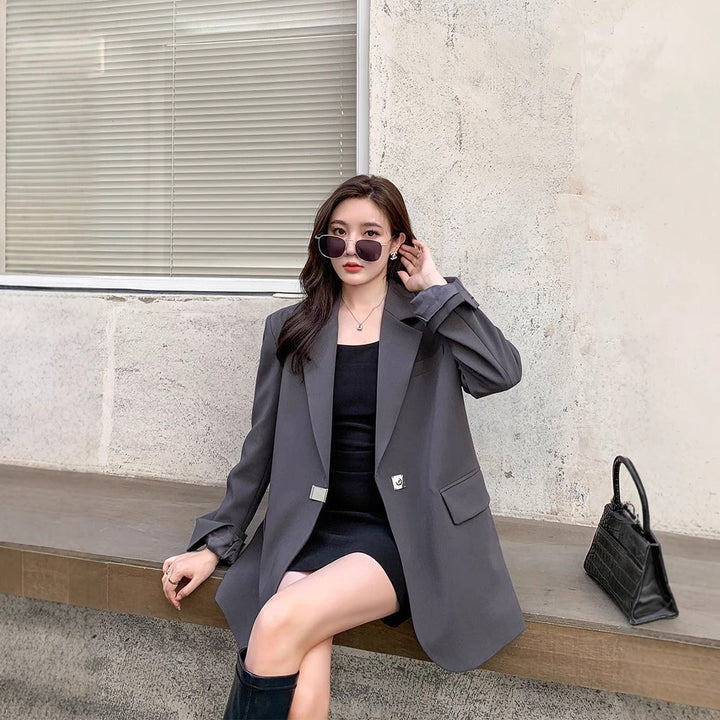 Blazer surdimensionné à la mode pour femmes avec une coupe élégante et un élément décoratif en bijou Chic & Stil